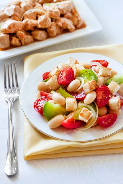 Salat mit Tomaten gekochte weiße Kidneybohnen und Croutons