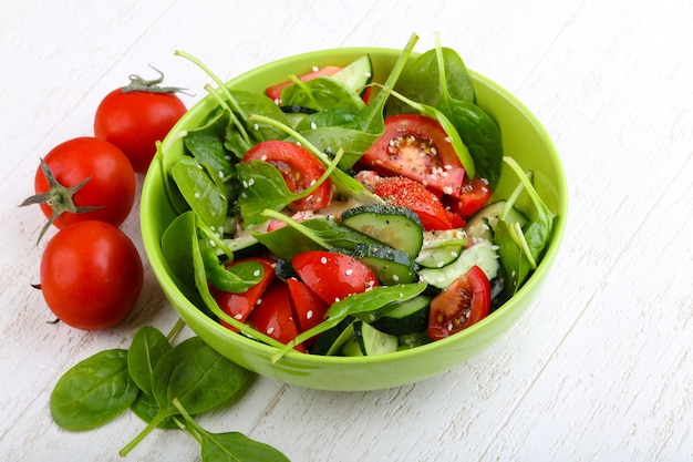 Salat mit Tomaten, Gurken und Spinat