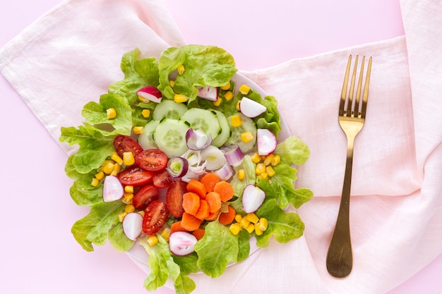 Salat mit Tomaten, Käse und Gemüse