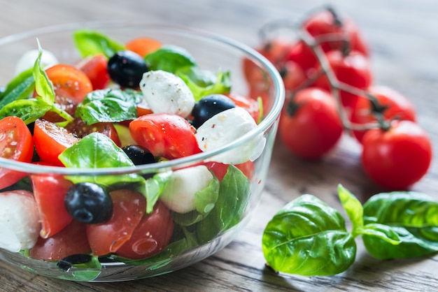 Salat mit Tomaten, Oliven, Mozzarella und Basilikum