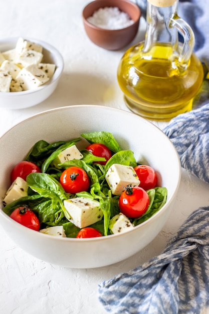 Salat mit Tomaten, Spinat und Käse.