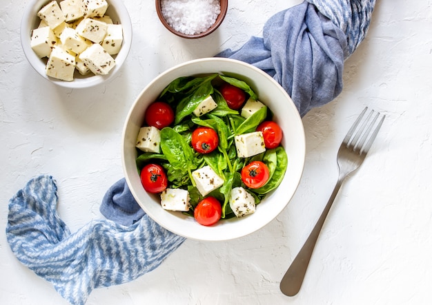 Salat mit Tomaten, Spinat und Käse.