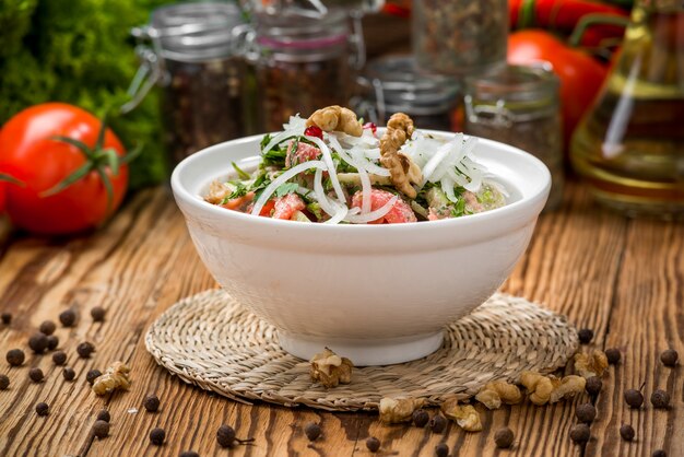 Salat mit Tomaten und Gurken