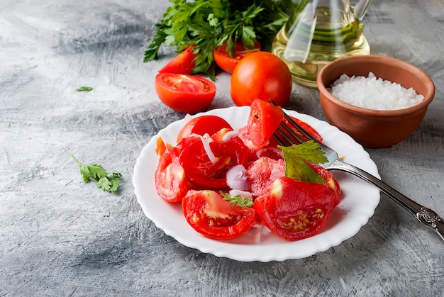 Salat mit Tomaten und Zwiebeln