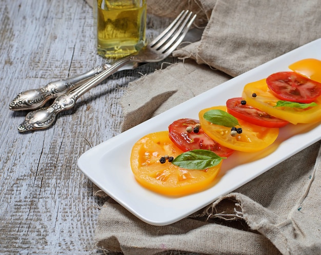 Salat mit verschiedenen geschnittenen Tomaten