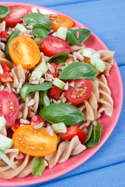 Salat mit Vollkornnudeln und Gemüse Diät und gesunde Ernährung