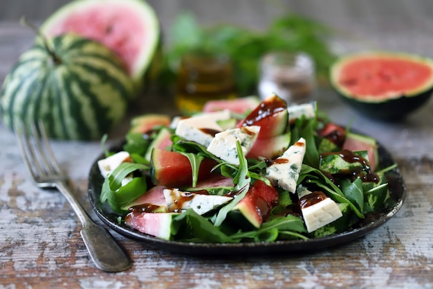 Salat mit Wassermelone, Rucola und Weißkäse