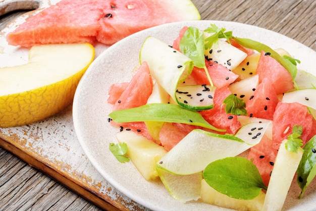 Salat mit Wassermelone und Melone