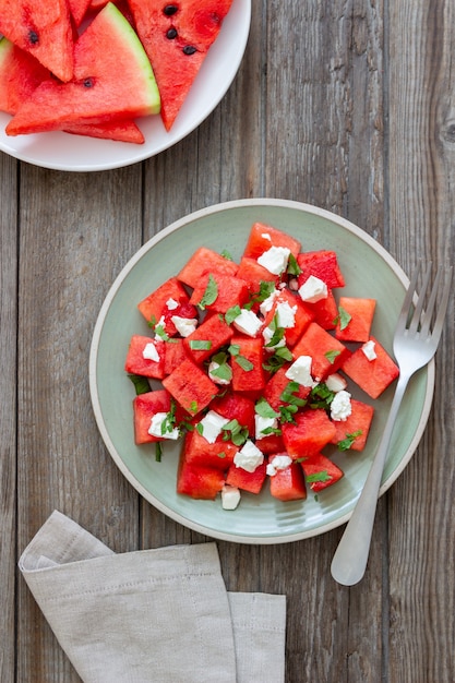 Salat mit Wassermelone, Weißkäse und Minze. Gesundes Essen. Vegetarisches Essen.