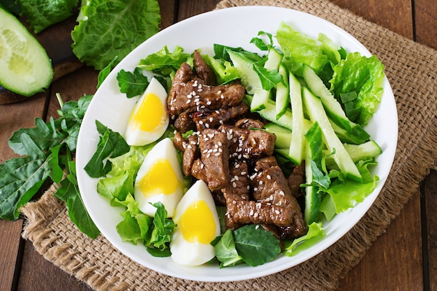 Salat mit würzigem Rindfleisch, Gurke und Eiern im asiatischen Stil.