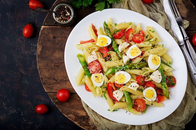 Salat - Penne Nudeln mit Spargel, Tomaten, Wachteleiern, Mozzarella