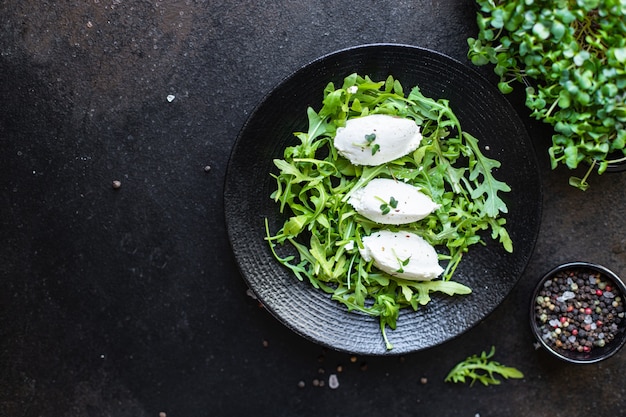 Salat Quenelle Frischkäse grüner Salat Blätter Cuenelle Blütenblätter mischen Trend Keto oder Paläo Diät vegetarisches Essen