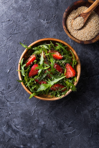 Salat Quinoa mit Erdbeer-, Honig- und Chiasamen.