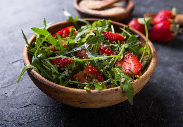 Salat Quinoa mit Erdbeer-, Honig- und Chiasamen.