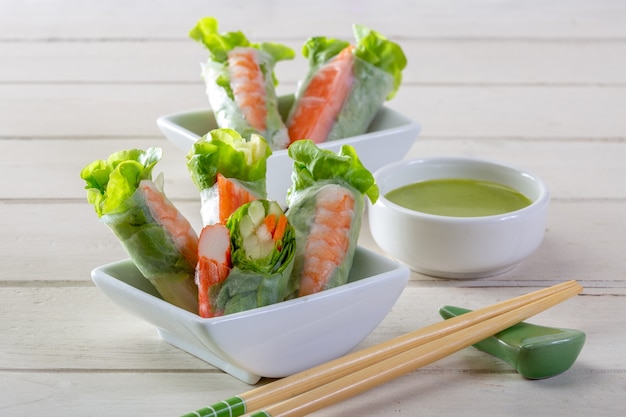 Salat-Roll-Gemüse und Krabben-Stick mit Salatdressing (Health Food)