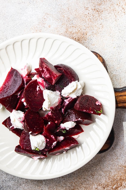 Salat Rüben Weichkäse Rote Beete gesunde Mahlzeit Snack auf dem Tisch kopieren Raum Lebensmittel Hintergrund