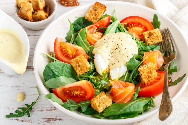 Salat Tomaten Lachs Knoblauch Croutons mit pochiertem Ei