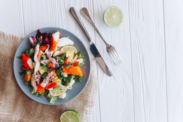 Salat und Nudeln mit Meeresfrüchten auf weißem Hintergrund