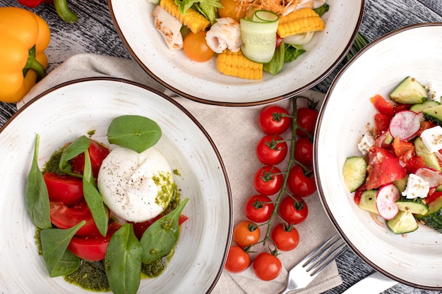 Salat Verschiedene Arten von Salaten auf einer Draufsicht aus weißem Holzhintergrund