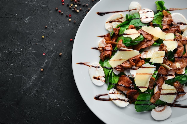 Salat vom Kalb, Spinat, Champignons und Parmesankäse. Ansicht von oben. Freier Platz für Ihren Text.