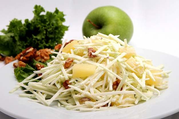 Foto salat von äpfeln und ananas mit origami