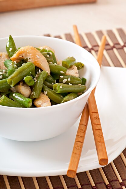 Salat von grünen Bohnen mit Huhn im chinesischen Stil