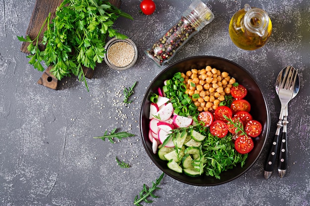 Salat von Kichererbsen, Tomaten, Gurken, Rettich und Gemüse. Veganer Salat Draufsicht Buddha