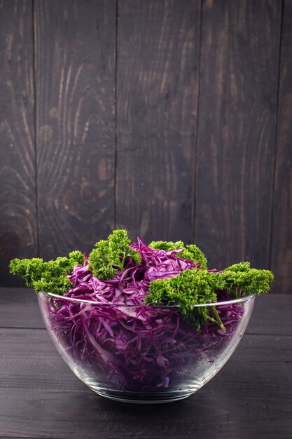 Salat von Rotkohl in einem Teller und Petersilie