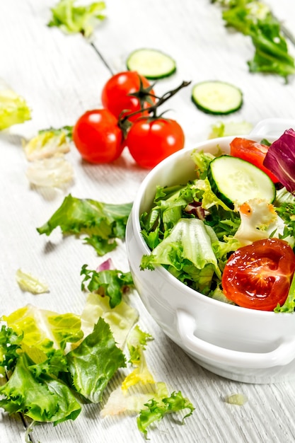 Salat von Tomaten und Gurken mit frischem Grün