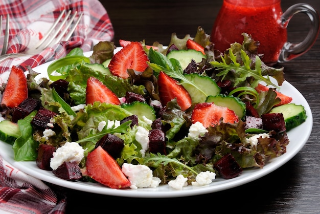 Salat von Vinaigrette mit zartem Erdbeerfeta und Erdbeersauce