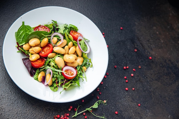 Salat weiße Bohne Tomatenblätter mischen Kopfsalat frische gesunde Mahlzeit Diät Snack auf dem Tisch kopieren Raum