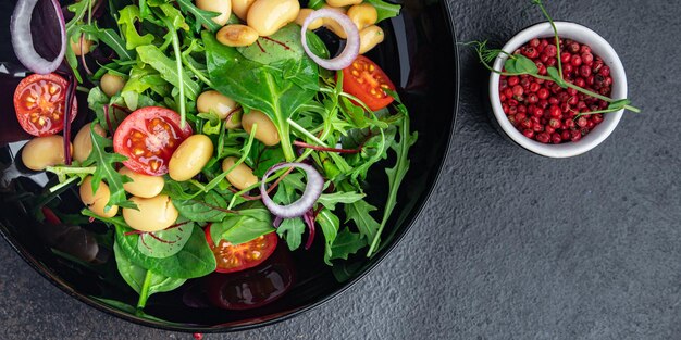 Salat weiße Bohne Tomatenblätter mischen Kopfsalat frische gesunde Mahlzeit Diät Snack auf dem Tisch kopieren Raum