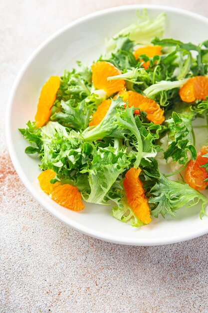 Salat-Zitrus-Salat-Mix lässt Mandarine oder Orangen-Mahlzeit-Snack auf dem Tisch