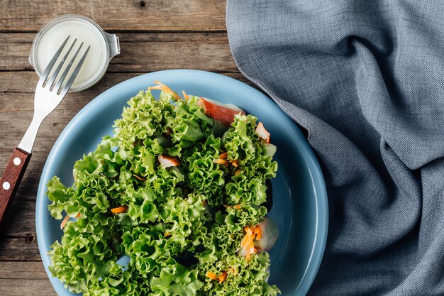 Salatbrötchen auf Holztisch