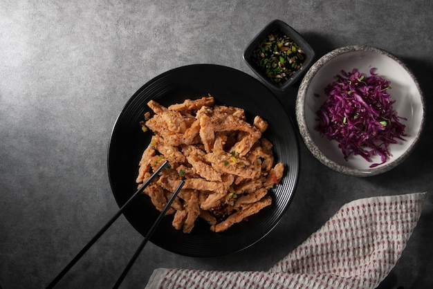 Foto salate aus sojfleisch und rotem kohl mit sesamkerne, mikro-grünen und soße vegetarisches essen gesunde salate rotes kohl, sojfleisch