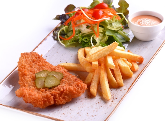 Salate, Fisch, panierte, frittierte Kartoffelchips mit Sauce