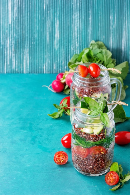 Salate mit Quinoa in Gläsern