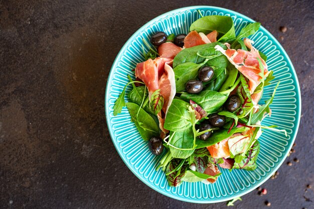 Salatfleisch Jamon Schinken grüne Blätter mischen Salat Oliven Gemüse Snack