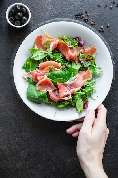 Salatfleisch Jamon Schinken grüne Blätter mischen Salat Oliven Gemüse Snack