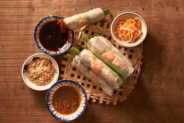 Salatfrühlingsrolle von asiatischen Windgarnelen