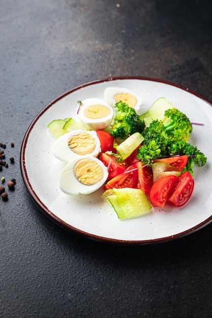 Salatgemüse und Eierbrokkoli-Tomaten-Gurken-Mahlzeitsnack auf dem Tisch