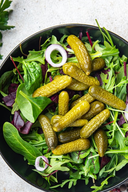 salatgurken eingelegte gurken salzige grüne blätter mischen frische portion mahlzeit essen diät snack