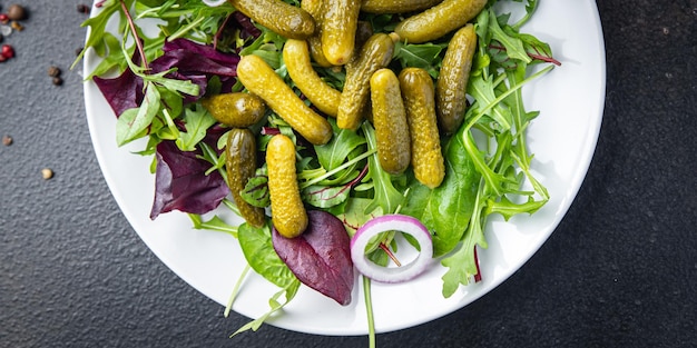 Salatgurken Gurke salzig grüne Blätter mischen frische Mahlzeit Snack auf dem Tisch kopieren Raum Essen