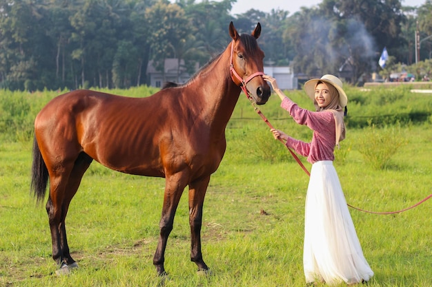 Salatiga Dic 2019 Una hermosa mujer asiática que lleva un hiyab con su caballo