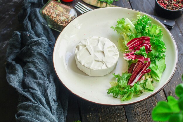 Salatkäse Camembert oder Brie Menü Konzept