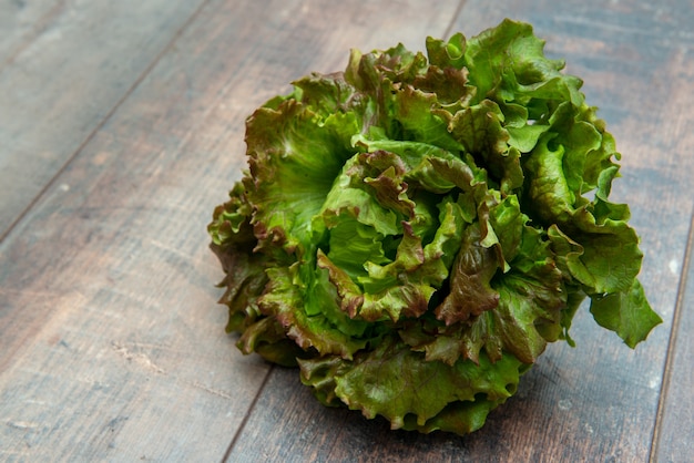 Foto salatkopf über die rustikale holzoberfläche