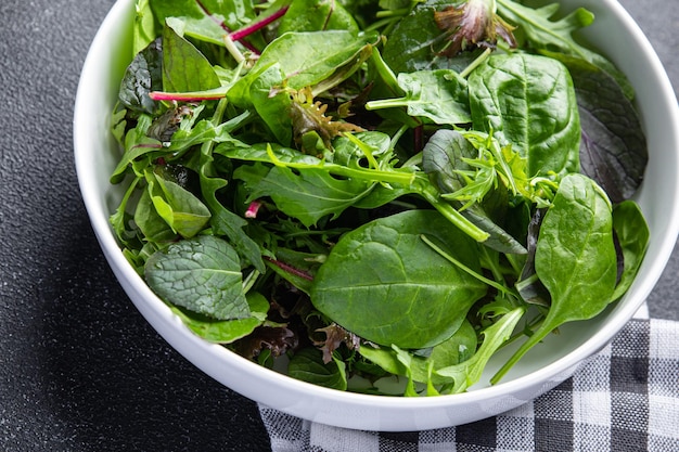 salatmischung grüne blätter mischen mikrogrüne, saftige gesunde snacks auf dem tisch kopieren raum essen