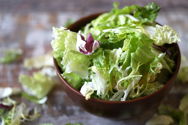 Salatmischung in eine Schüssel geben.