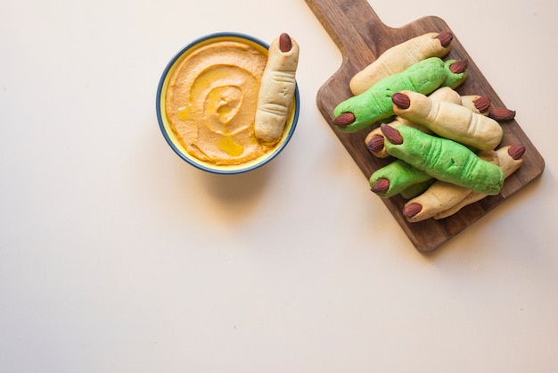 Salatplätzchen und Hummus von Kürbis für Halloween