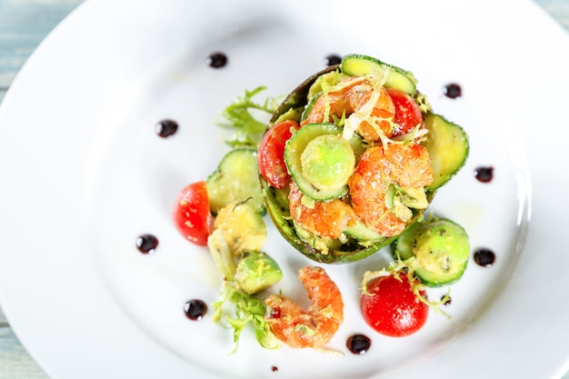 Salatplatte mit Garnelen, Avocado und Tomaten